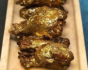 Нью-Йоркский ресторан готовит жареные куриные крылья, покрытые золотом