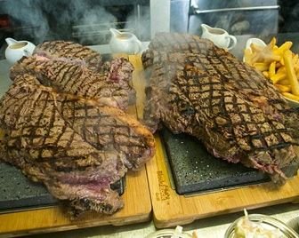 Британский ресторан предлагает съесть два стейка общим весом 6 кг