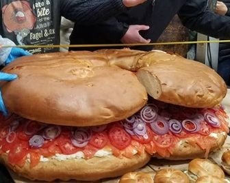 В Нью-Йорке приготовили гигантский бублик с лососем