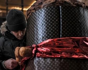 В Милане испекли огромный рождественский кекс