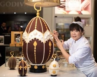 Гигантское шоколадное яйцо весом 25 кг