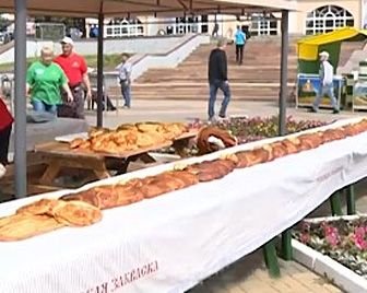 В Ельце испекли пирог длиной 10 метров