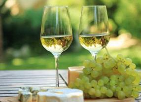 Белое вино делает женщин счастливее